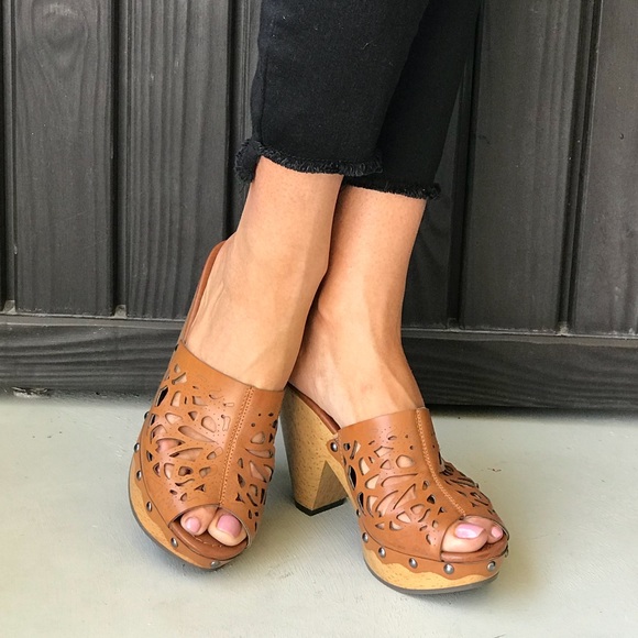 NIB Cognac Laser Cut Wooden Platform Mule Clog - Picture 7 of 7